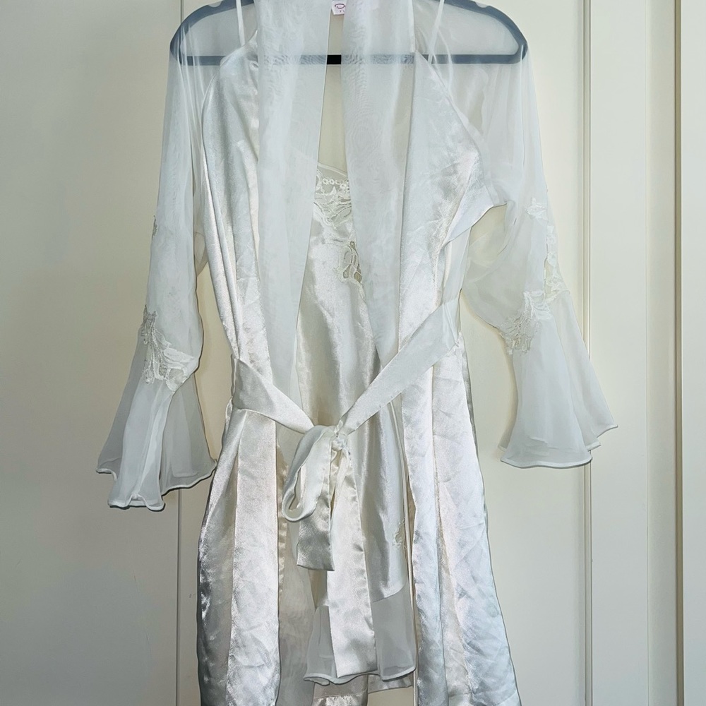 Oscar De La Renta Pink Label Satin Robe & Gown/Nighty Set- Size Med- never worn